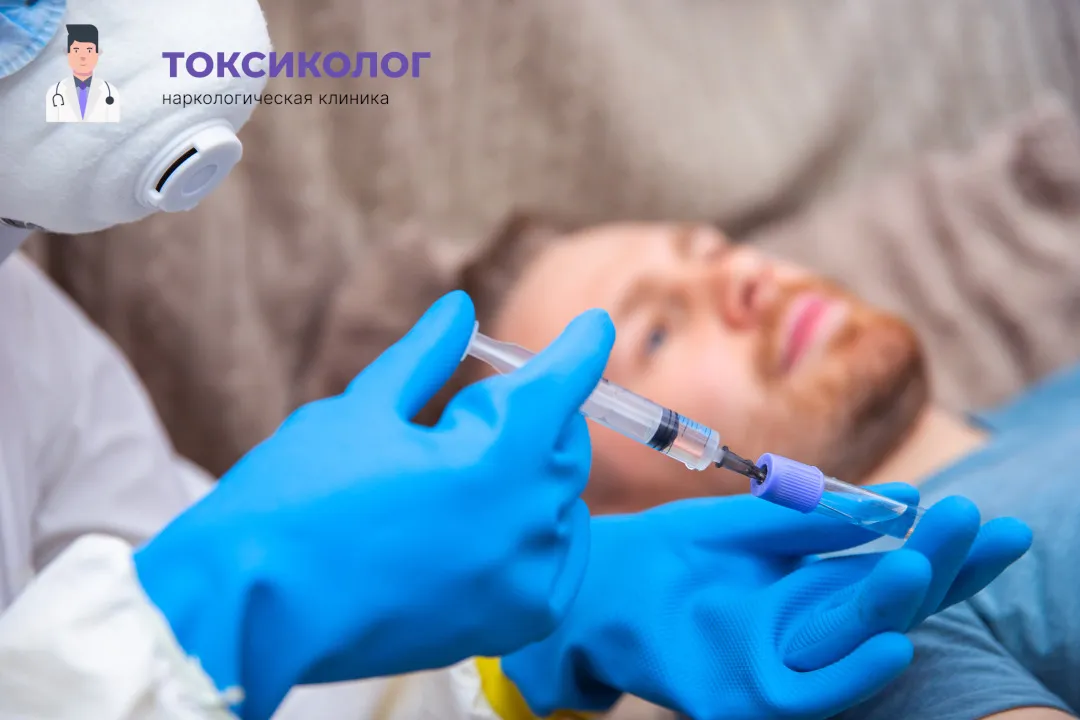 Врач берет анализы в процессе процедуры «Снятие ломки в Жуковском»